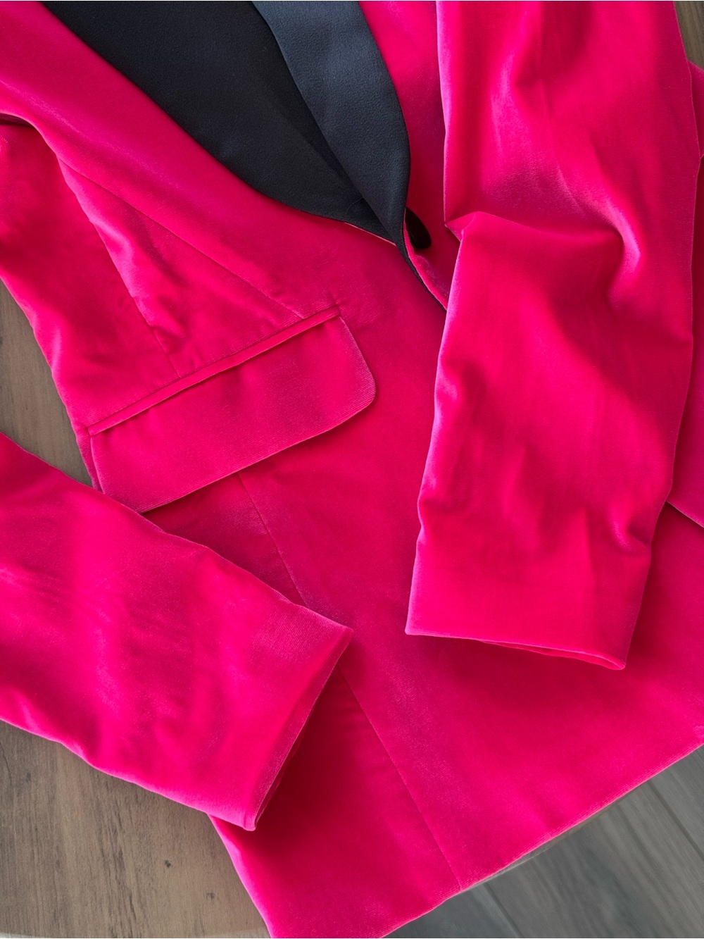 Alice + Olivia Hot Pink Velvet Blazer with Black Satin Shawl Collar - Picture 4 of 9
